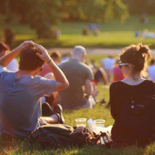 Personas sentadas compartiendo en un parque