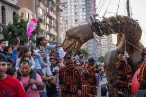 Estatua de dinosaurio en las calles