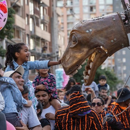 Estatua de dinosaurio caminando por las calles