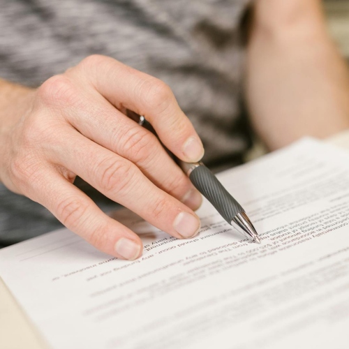 Persona leyendo un contrato de leasing habitacional