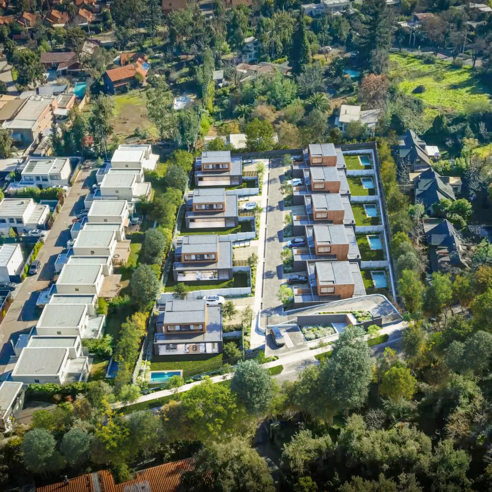 Vista aérea del condominio de nueve casas rodeadas de árboles