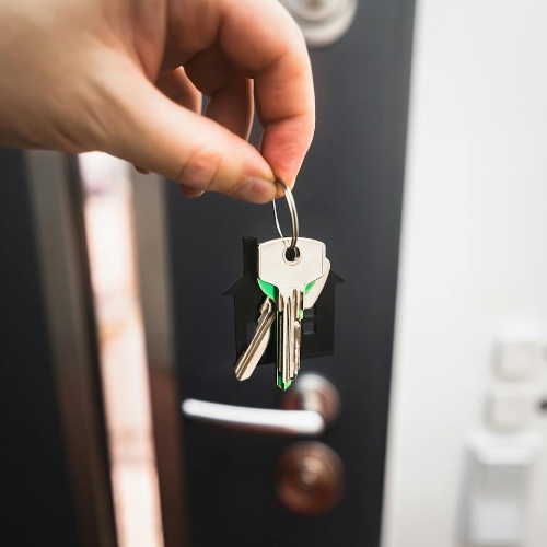 Una manos sosteniendo unas llaves de un departamento