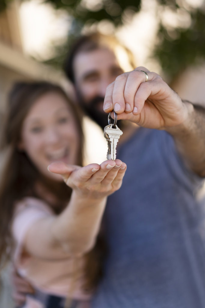 pareja con llaves de casa en sus manos