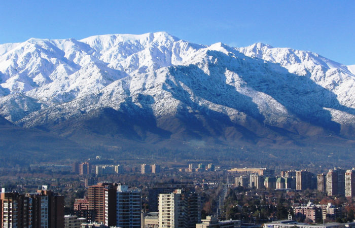 VISTA DE LA COMUNA DE LA REINA DESDE LAS CONDES CON LA CORDILLERA NEVADA DE FONDO